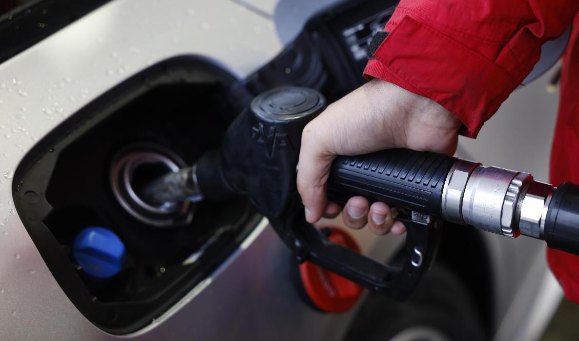 Rekorddyr olja höjer priset vid svenska mackar. Arkivbild. Foto: Fredrik Persson/TT