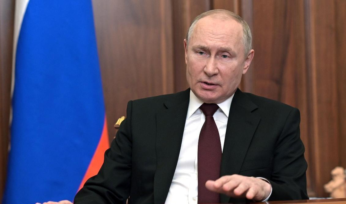 Rysslands president Vladimir Putin under sitt mer än en timma långa tv-anförande på måndagskvällen. Foto: Alexei Nikolsky/AP/TT