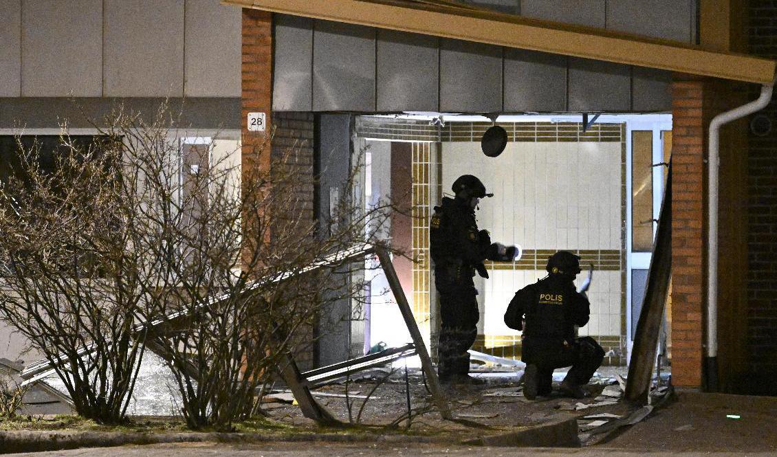 Nationella bombskyddet är på plats på Rosengård efter explosionen. Foto: Johan Nilsson/TT