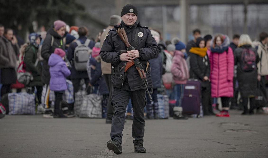 Kostiantynivka i Donetskregionen. Människor köar vid buss- och tågstationer för att köpa biljetter och lämna huvudstaden samtidigt som bilköerna ringlar långa från Kiev västerut. Foto: Vadim Ghirda/AP/TT