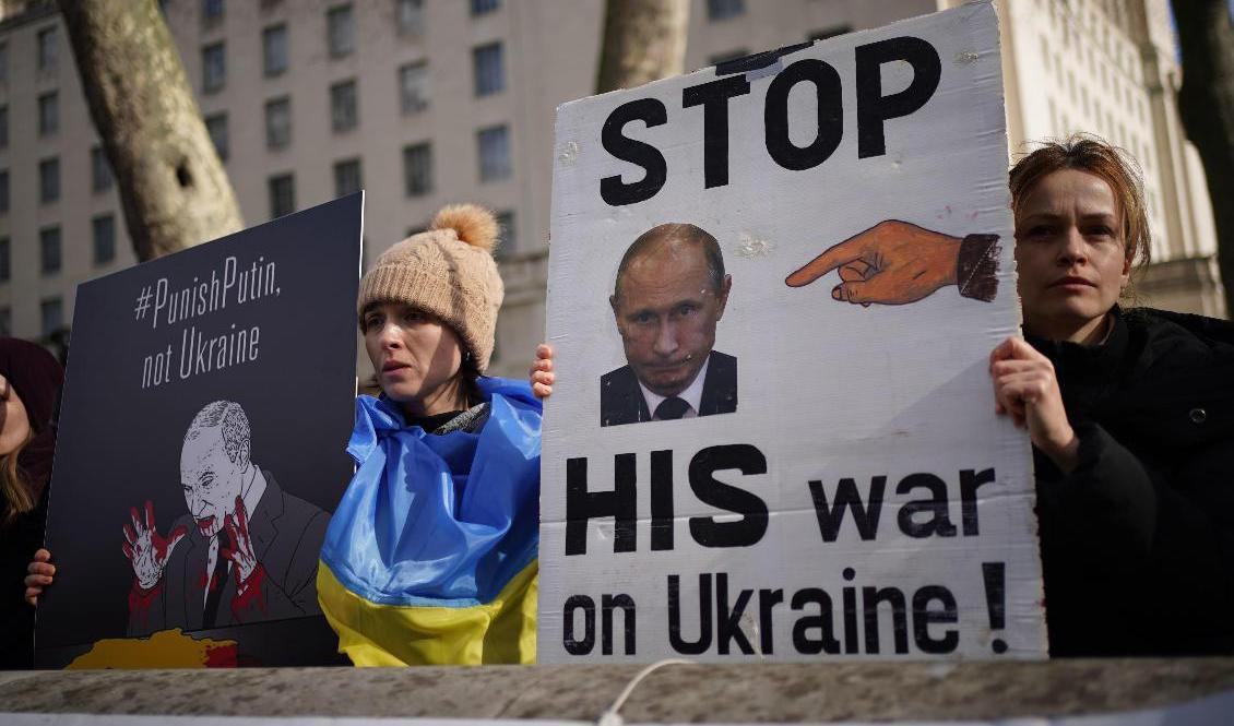 Demonstranter i London kräver hårda tag mot Rysslands president Vladimir Putin efter inmarschen i Ukraina. Foto: Yui Mok/AP/TT