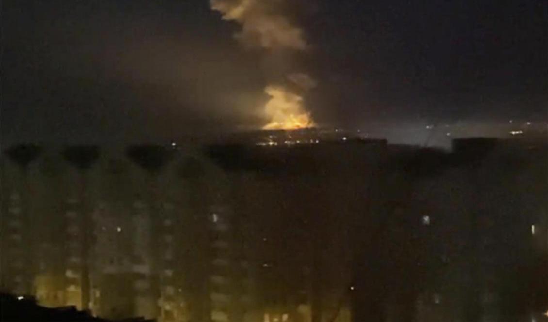 En byggnad brinner i ett område nära floden Dnepr i Kiev. Foto: Mary Ostrovska/AP/TT