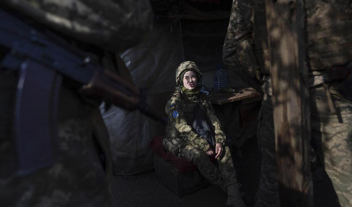 En ukrainsk soldat i närheten av rebellkontrollerade områden i östra Ukraina. Foto: Evgeniy Maloletka/AP/TT