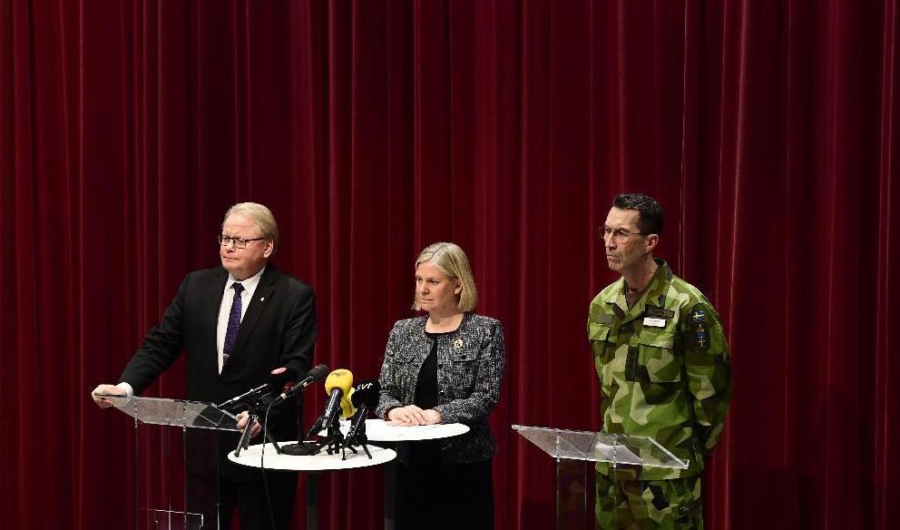 Försvarsminister Peter Hultqvist (S), statsminister Magdalena Andersson (S) och överbefälhavare Micael Bydén kommenterar säkerhetsläget i Europa.  Foto: Paul Wennerholm/TT