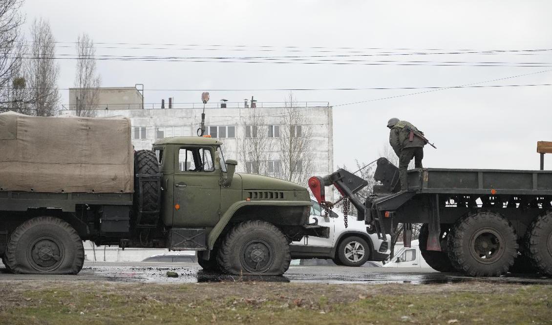Ukrainska soldater i Kiev på fredagsmorgonen. Foto: Efrem Lukatsky/AP/TT