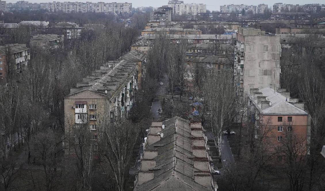 Flerfamiljshus i Mariupol i Ukraina, en av de städer som anfallits av Ryssland. Foto: Sergei Grits/AP/TT