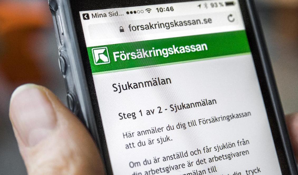 Socialförsäkringen ersätter en allt mindre andel av den förlorade arbetsinkomsten när vi inte kan arbeta, visar en ny rapport. Arkivbild. Foto: Claudio Bresciani/TT