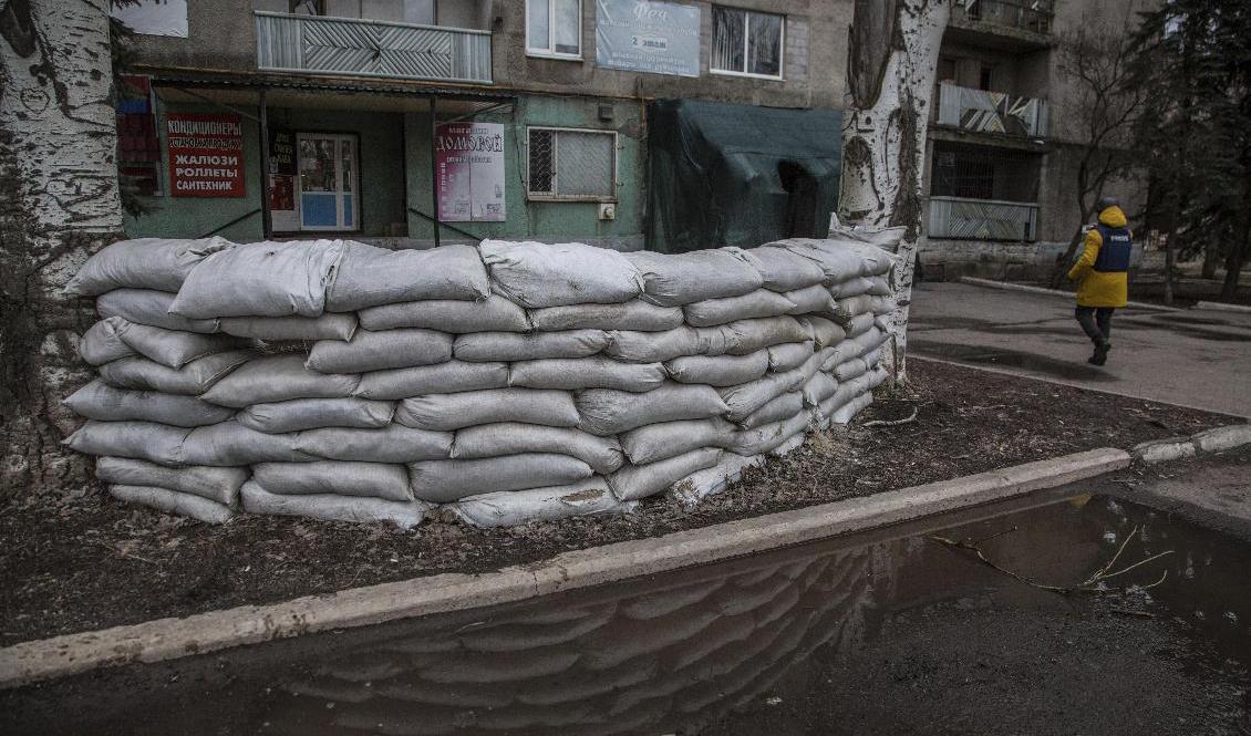 En journalist i Luhansk-regionen i Ukraina tidigare i veckan. Foto: Oleksandr Ratushniak/AP/TT