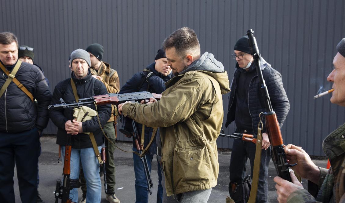 Ukrainska frivilligstyrkor i Kiev testar några av de automatkarbiner som uppges ha delats ut till civila ukrainare som vill gå i strid. Foto: Mikhail Palinchak/AP/TT