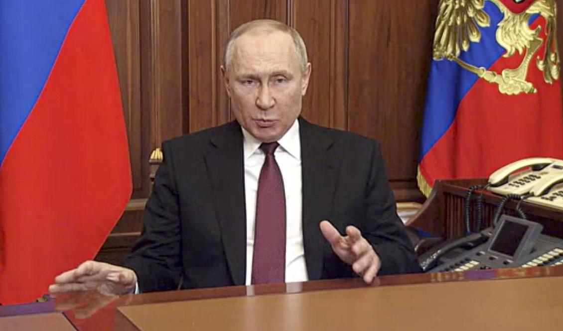 Bild från Vladimir Putins tal till nationen innan Ryssland gick in i Ukraina i torsdags morse. Foto: Russian Presidential Press Service/AP/TT