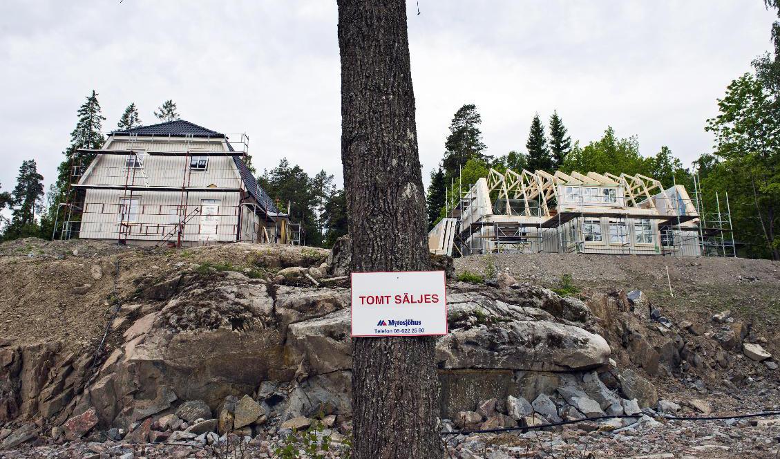 Att stycka av en tomt kan bli en långdragen och dyrbar historia – något som Riksrevisionen anmärker på i sin granskning av Lantmäteriet. Arkivbild. Foto: Lars Pehrson/SvD/TT