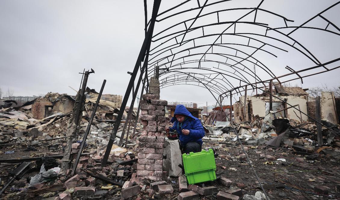 En invånare bland förödelsen i staden Butja utanför Kiev under tisdagen. Foto: Serhii Nuzhnenko/AP/TT
