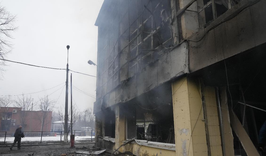 Ett sönderbombat gym i huvudstaden Kiev i Ukraina. De ryska styrkorna har de senaste dagarna trappat upp sina angrepp mot tättbebyggda stadsområden i landet. Foto: Efrem Lukatsky/AP/TT