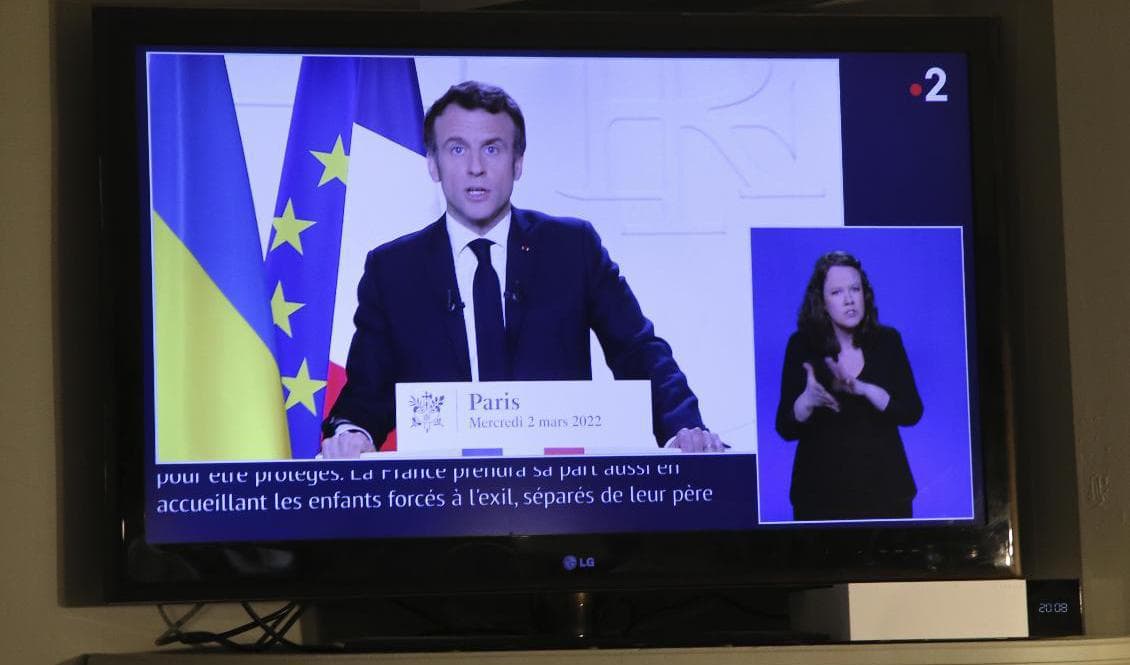 President Emmanuel Macron höll i onsdags ett tal till nationen med anledning av kriget i Ukraina. Nu meddelar Macron att han kandiderar till en andra mandatperiod. Foto: Bob Edme/AP/TT