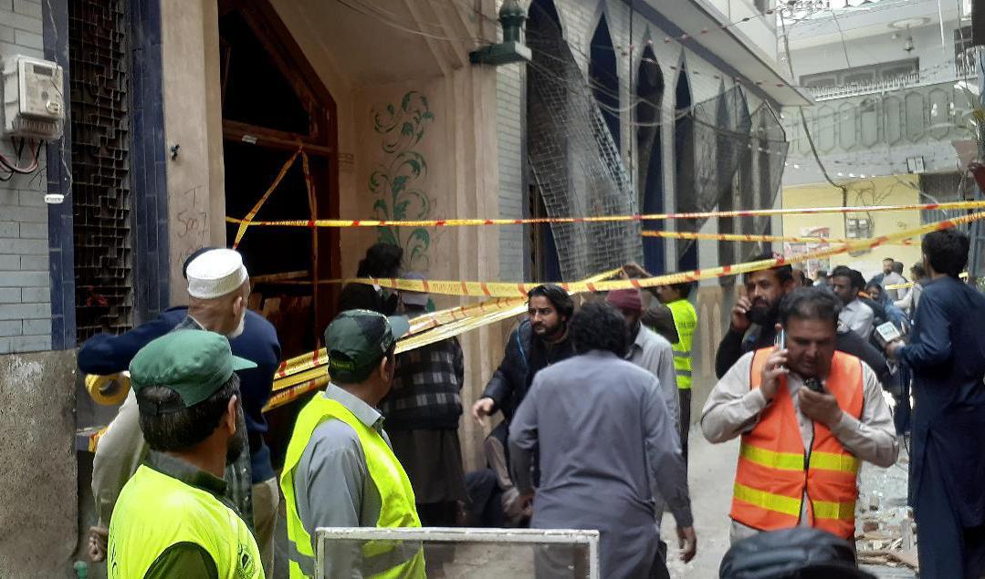 Räddningsarbetare har samlats vid moskén där bomben exploderade under fredagsbönen. Foto: Muhammad Sajjad