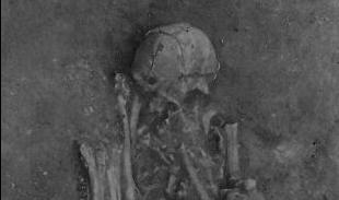 Det hoppressade och intakta skelettet tyder på att kroppen förbereddes och konserverades innan den begravdes i Sadodalen i nuvarande Portugal för 8|000 år sedan. Foto: Cambridge University Press