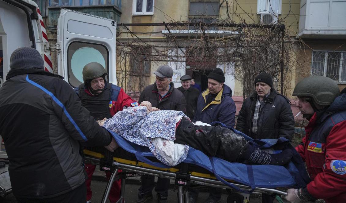 Ambulans hämtar en civil man som skadats under artilleriangrepp i Mariupol den 2 mars. Foto: Evgeniy Maloletka/AP/TT