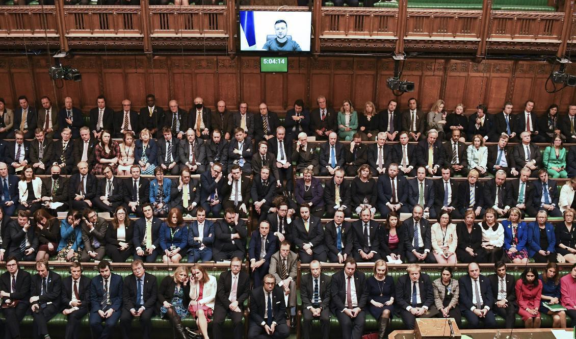 Ukrainas president Volodymyr Zelenskyj talar inför brittiska parlamentet. Foto: Jessica Taylor/Brittiska parlamentet via AP/TT