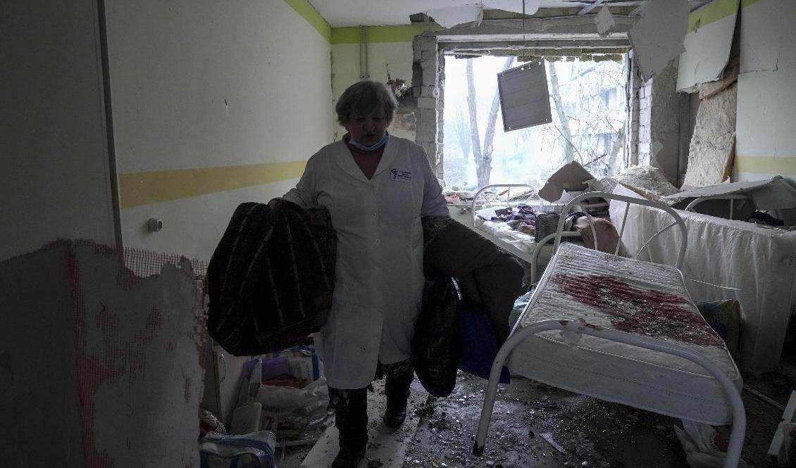 En vårdarbetare som uppges befinna sig inne i det barnsjukhus som enligt den ukrainska sidan utsattes för ett flygangrepp i den hårt drabbade staden Mariupol på onsdagen. Foto: Evgeniy Maloletka/AP/TT