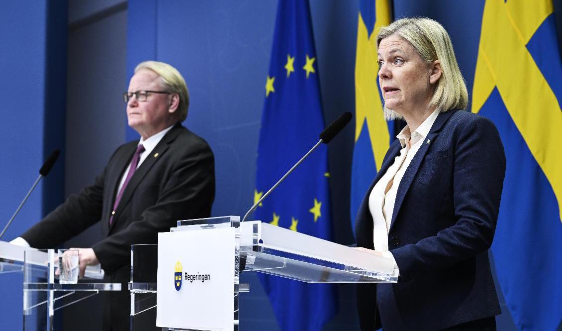 Försvarsminister Peter Hultqvist och statsminister Magdalena Andersson vid en pressträff i februari. Foto: Jessica Gow/TT