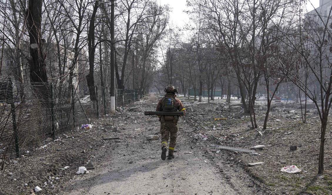 En ukrainsk soldat i den belägrade hamnstaden Mariupol på lördagen. Staden har saknat vatten och mediciner i över en vecka. Foto: Evgeniy Maloletka/AP/TT