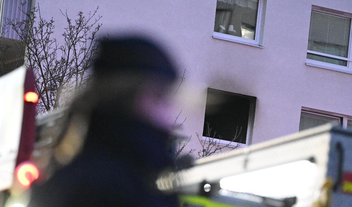 Polis och räddningstjänst på plats i Malmö vid en lägenhetsbrand. Foto: Johan Nilsson/TT