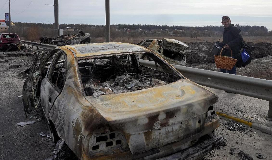 En man i Irpin flyr via vägen mot Kiev på lördagen. Foto: Efrem Lukatsky/AP/TT