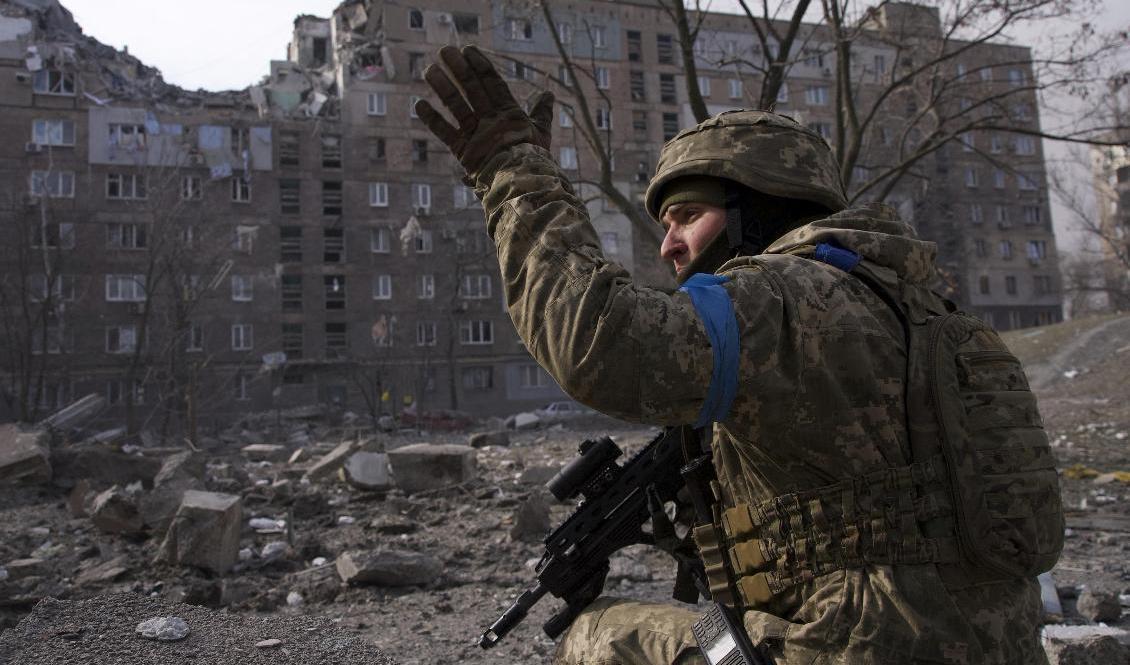 En ukrainsk militär i Mariupol under lördagen. Foto: Mstyslav Chernov/AP/TT