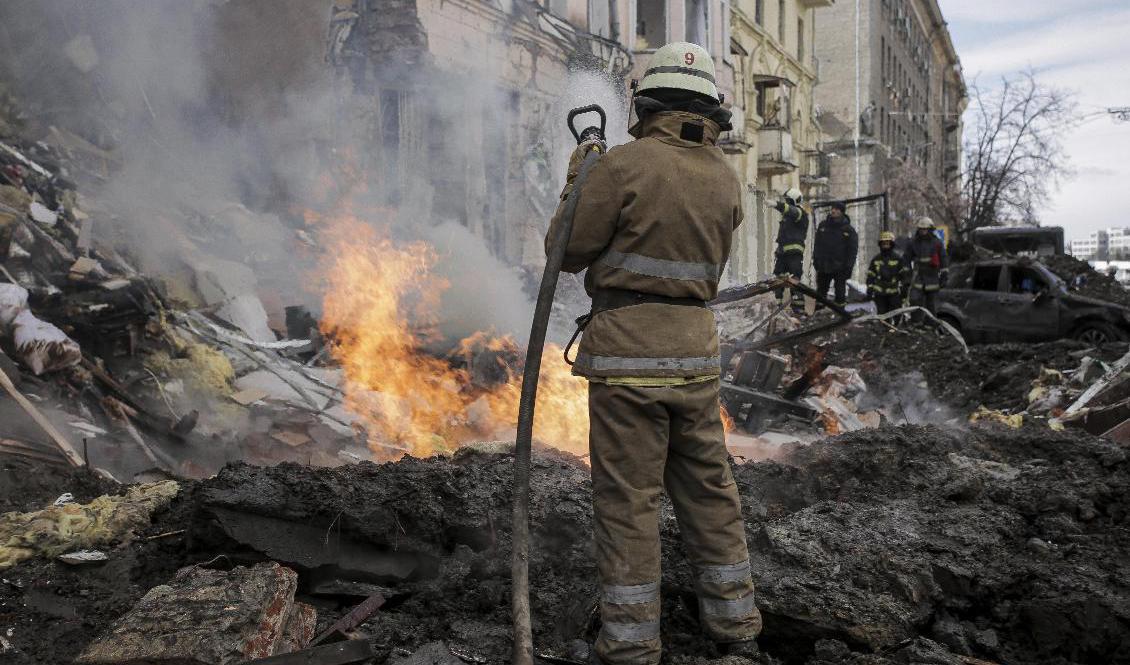 Brandmän försöker rädda ett hus i Charkiv som träffats i en robotattack. Foto: Pavel Dorogoy/AP/TT