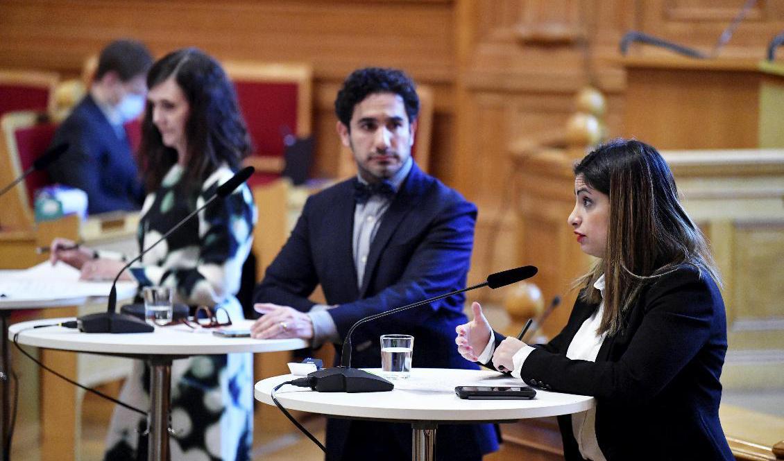 Miljöpartiets språkrör Märta Stenevi, socialförsäkringsminister Ardalan Shekarabi (S) och Vänsterpartiets partiledare Nooshi Dadgostar när de presenterade det förslag om garantitillägg för pensionärer som nu får kritik. Arkivbild. Foto: Jessica Gow/TT