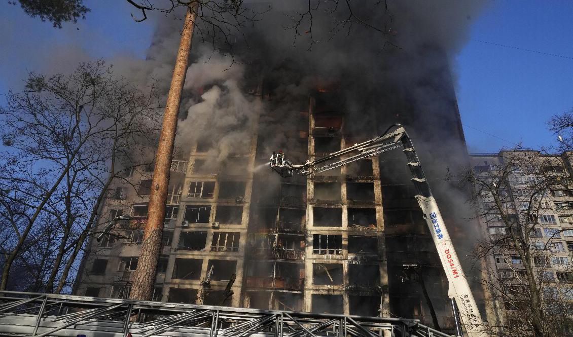 En av de bombade bostadsbyggnaderna i Kiev på tisdagsmorgonen. Foto: Efrem Lukatsky/AP/TT