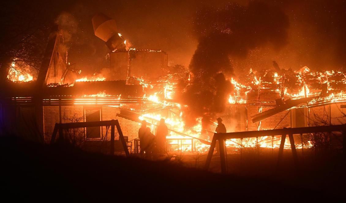 Räddningstjänsten på plats vid en brand i en byggnad tillhörande ett vårdboende. Foto: Johan Nilsson/TT