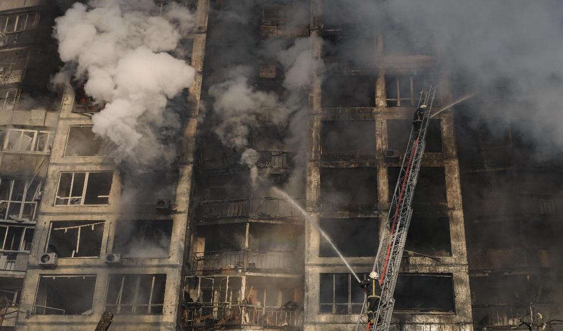 Ett bostadshus i Ukrainas huvudstad Kiev brinner efter en rysk attack i tisdags. Foto: Vadim Ghirda/AP/TT