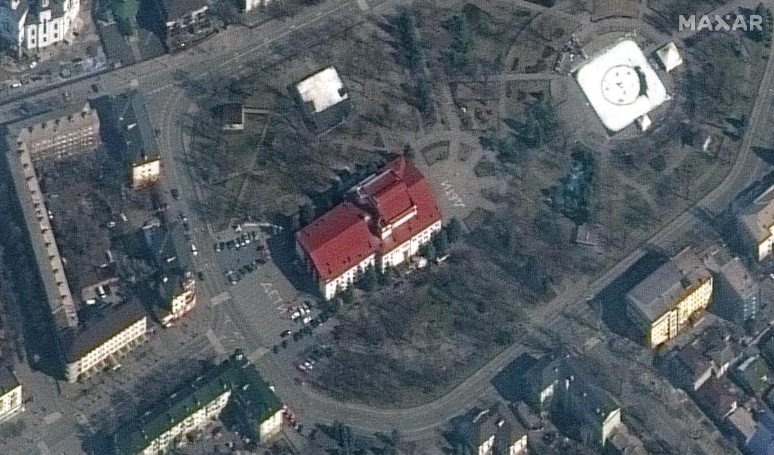 På satellitbilder som tagits före onsdagens attack syns ordet "barn" skrivet på ryska på marken utanför teatern i Mariupol i Ukraina. Foto: Maxar/AP/TT