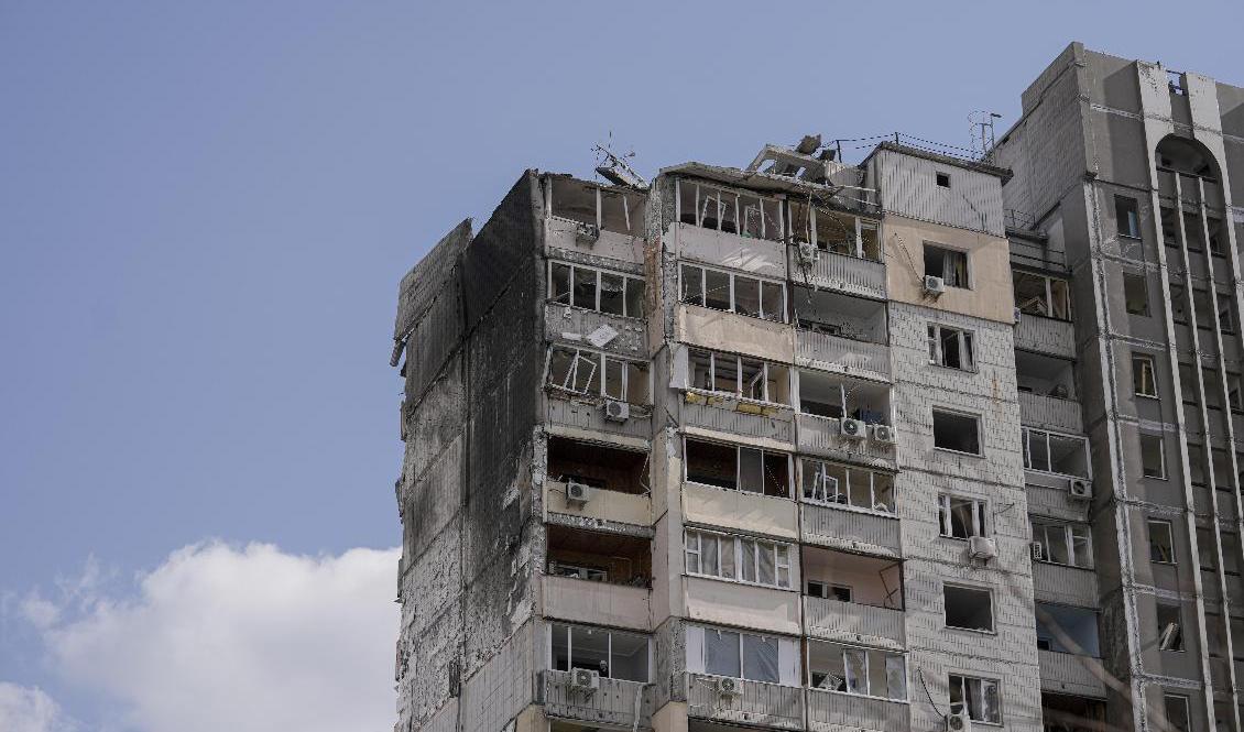 En person omkom när ett höghus träffades av delar från en nedskjuten raket. Foto: Vadim Ghirda/AP/TT