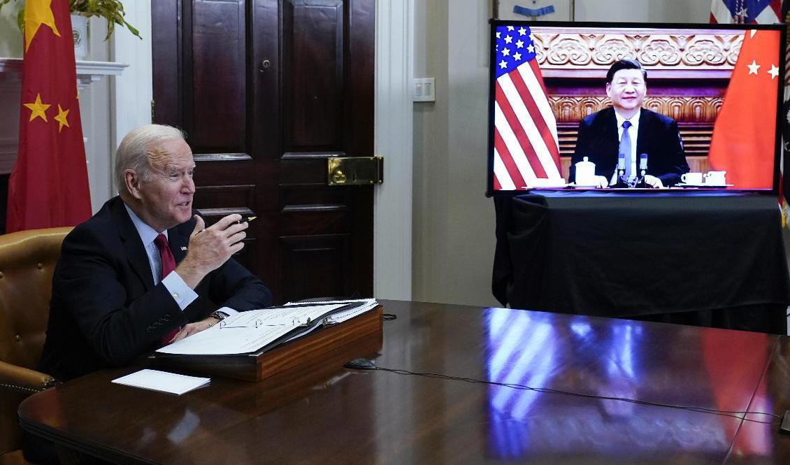 USA:s president Joe Biden och Kinas president Xi Jinping vid världsledarnas senaste virtuella möte den 15 november förra året. Foto: Susan Walsh/AP/TT