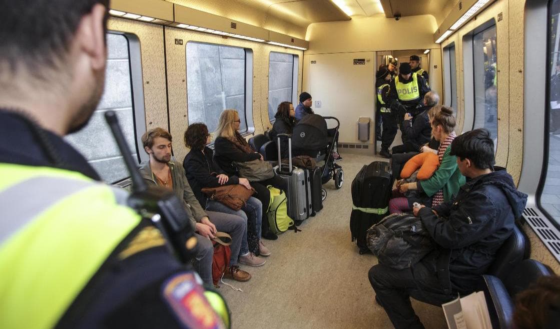 Kontrollen av id-kort och pass ska utföras av tågkonduktörer och bussförare, enligt ett nytt förslag. Arkivbild. Stig-Foto: Åke Jönsson/TT