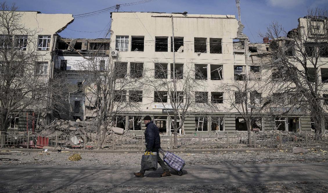 Stora delar av staden Mariupol har ödelagts av de ryska anfallen. Bild från förra söndagen. Foto: Evgeniy Maloletka/AP/TT