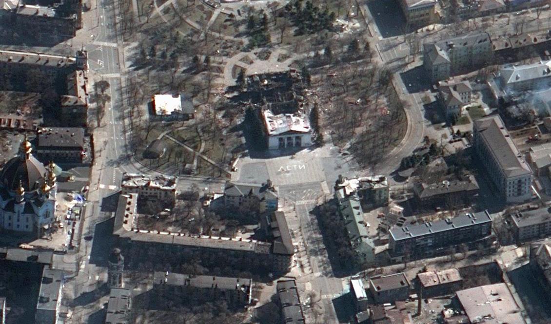 En satellitbild, distribuerad av Maxar Technologies, visar förstörelsen vid teatern i Mariupol som förstördes i ett luftangrepp i onsdags. Foto: Maxar Technologies/AP/TT
