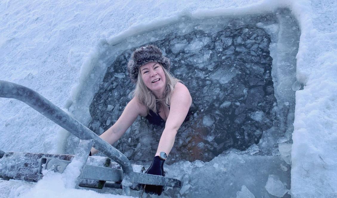 




Annika Elmeblom Holmberg badar året runt. När det är kallt väntar renfäll och lykta på bryggan. Foto: Privat                                                                                                                                                                                                                            