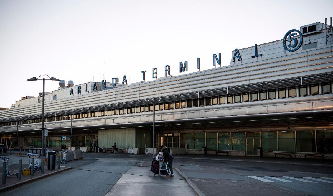 
Ett bolag som har nära kopplingar till det kinesiska kommunistpartiet har vunnit en upphandling om att sköta säkerhetskontroller på Arlanda flygplats. Foto: Jonathan Näckstrand/AFP via Getty Images                                            