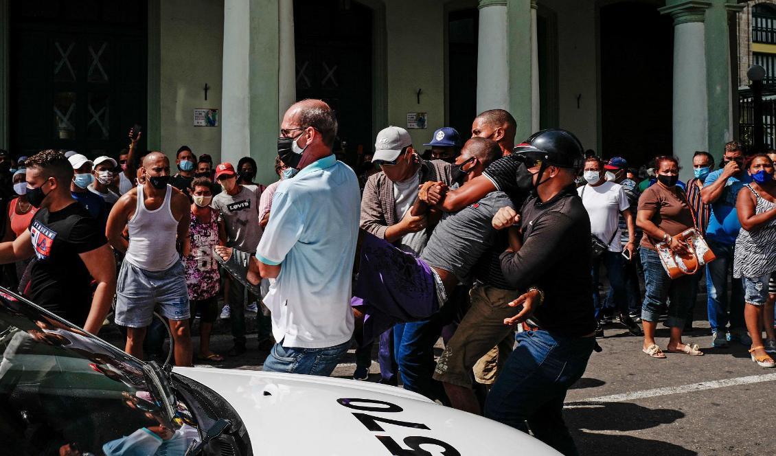 En man grips i samband med en demonstration i Havanna i Kuba den 11 juli 2021. Foto: Adalberto Roque/AFP via Getty Images