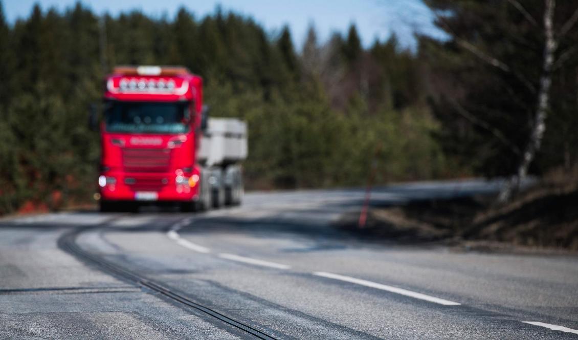 

En helelektrisk lastbil är kopplad till den första "eRoad" i sitt slag, en cirka två kilometer lång elektrifierad väg den 11 april 2018 på Arlanda flygplats, norr om Stockholm. Foto: Jonathan Näckstrand/AFP via Getty Images                                                                                        