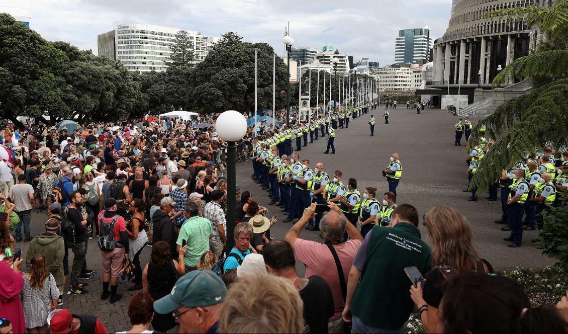 

Demonstranter utanför parlamentsbyggnaden i Wellington i Nya Zeeland den 10 februari 2022. Foto: Marty Melville/AFP via Getty Images                                                                                        