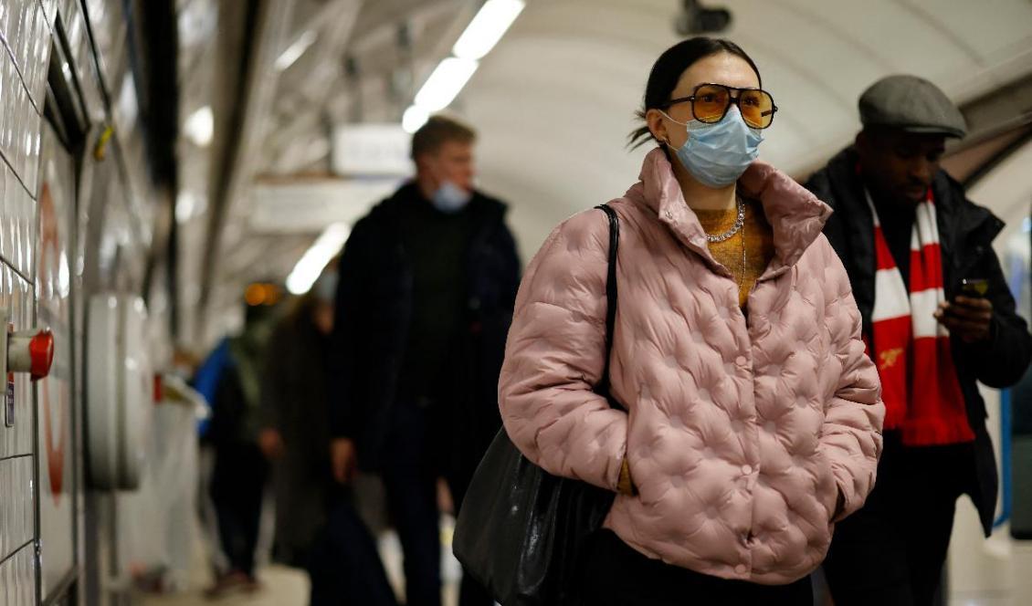 Pendlare med munskydd på Oxford Circus tunnelbanestation i London, den 21 januari 2022. Foto: Tolga Akmen/AFP via Getty Images