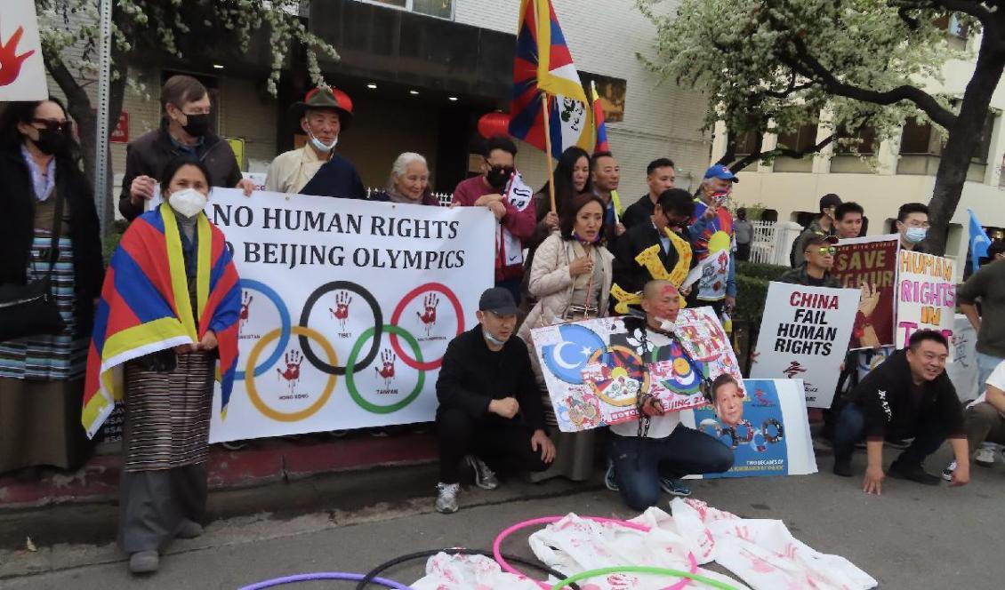 

Människorättsaktivister från olika grupper protesterar mot OS i Peking framför det kinesiska konsulatet i Los Angeles, den 3 februari 2022. Foto: Alice Sun                                                                                        