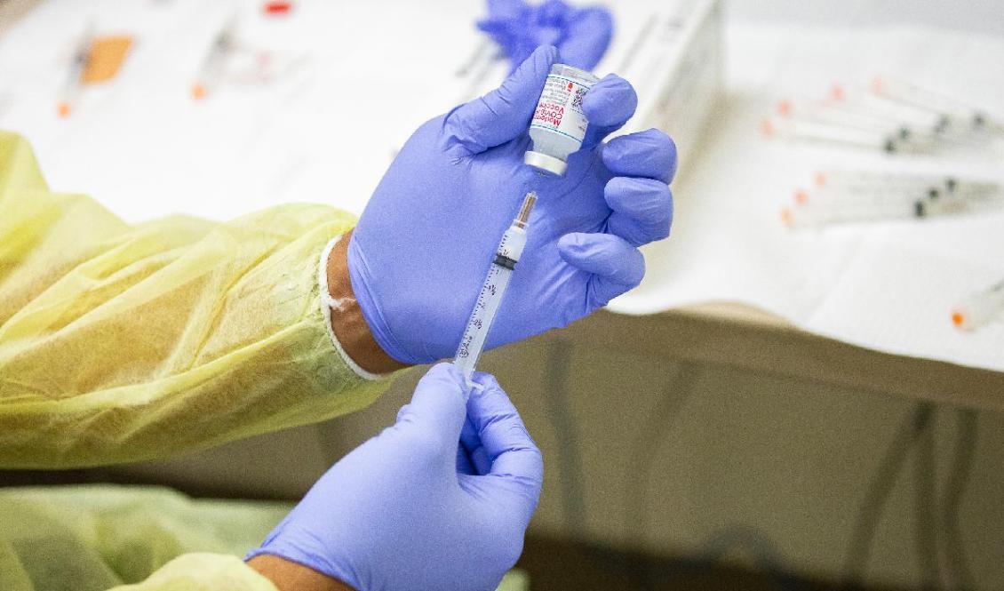 

En dos av Modernas covidvaccin förbereds av vårdpersonal i Kalifornien. Amerikanska myndigheter har i skymundan studerat biverkningar under 2021. Foto: John Fredricks/The Epoch Times                                                                                        