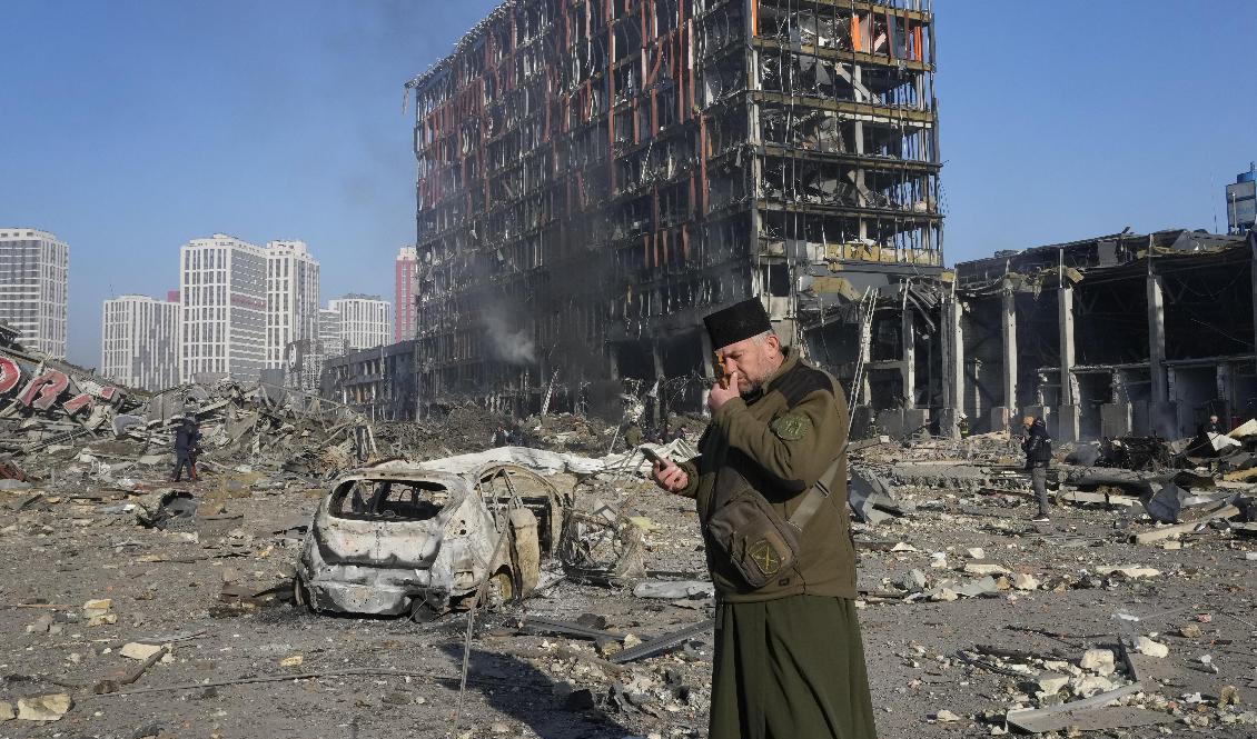 En präst står bland ruinerna efter nattens ryska anfall mot Retroville. Foto: Efrem Lukatsky/AP/TT