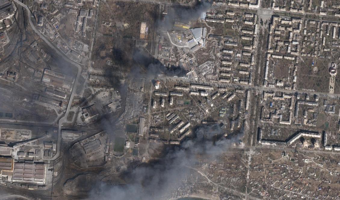 Den här satellitbilden visar civila byggnader som brinner i Mariupol under söndagen. Foto: Planet Labs PBC/AP/TT
