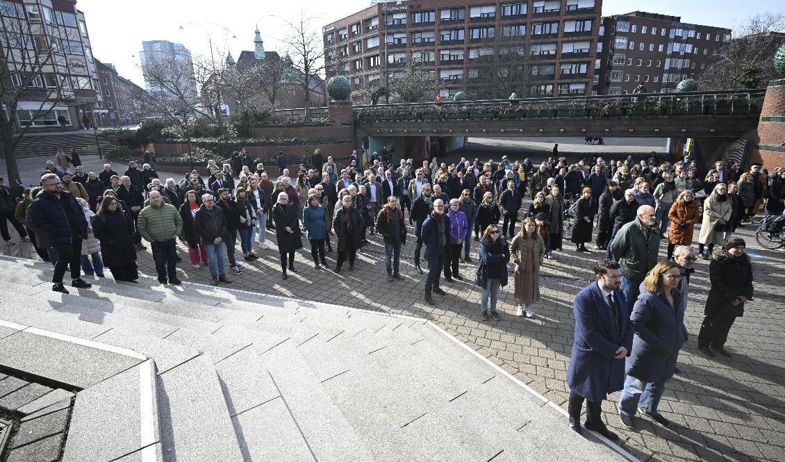 En tyst minut hålls framför stadshuset i Malmö dagen efter dådet på Malmö latinskola, där två kvinnor dödades. Foto: Johan Nilsson/TT